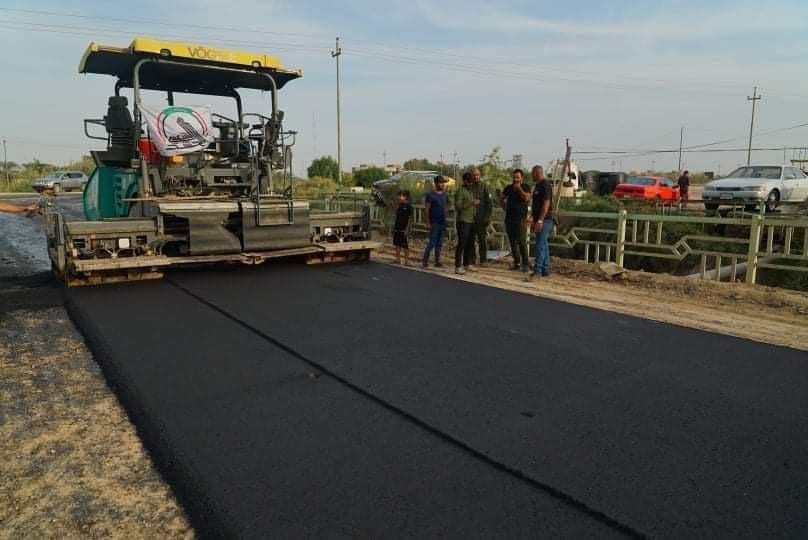 بالصور … الهندسة العسكرية للحشد تباشر بحملة إكساء للطرق شمال ذي قار