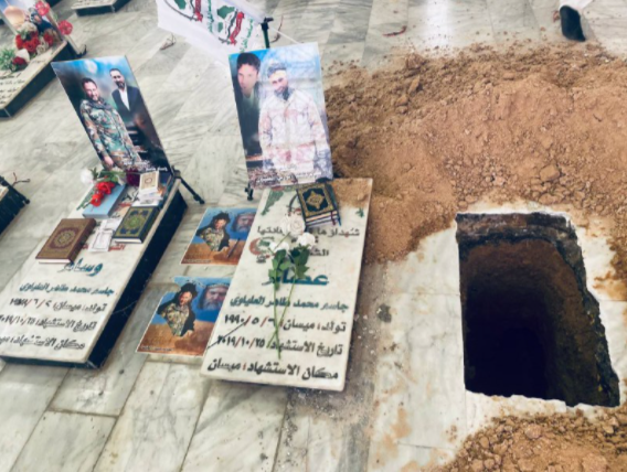 بالصورة … تحضير قبر الشهيد حسام العلياوي بجانب أخوته الشهداء وسام وعصام